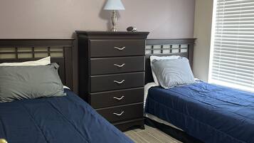 4 slaapkamers, een strijkplank/strijkijzer, reisbedje, gratis wifi