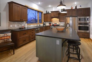Réfrigérateur, four à micro-ondes, un four, surface de cuisson