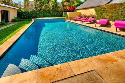 SUMMER SALE - Magnificent Hollywood Hills HtdPool Residence in Celebrity Enclave