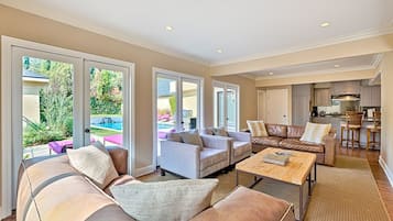 Een smart-tv, een open haard en een dvd-speler