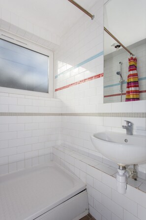 Shower, hair dryer, towels - Lovely 3 Bedroom Apartment With Private Garden In Central London, Near Waterloo  (London)