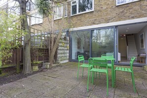 Outdoor dining - Lovely 3 Bedroom Apartment With Private Garden In Central London, Near Waterloo  (London)