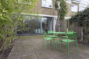 Outdoor dining - Lovely 3 Bedroom Apartment With Private Garden In Central London, Near Waterloo  (London)
