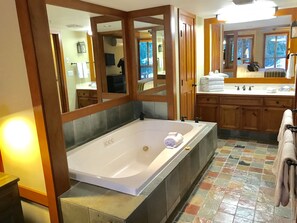 Haartrockner, Handtücher, Seife, Shampoo