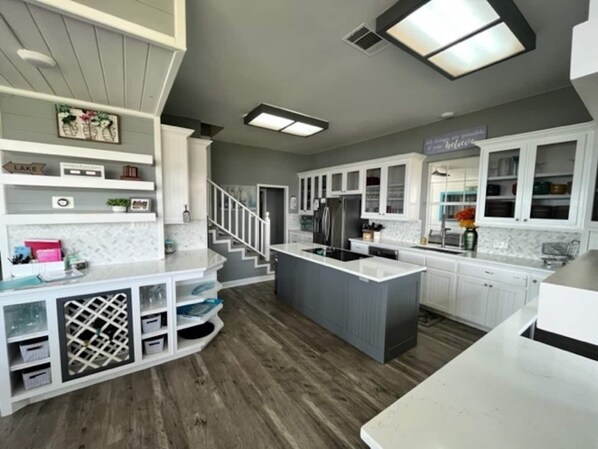 Full-sized fridge, microwave, oven, stovetop
