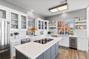 Full-size fridge, microwave, oven, stovetop