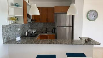 Refrigerador, microondas, placa de cocina, utensilios de cocina