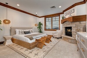 4 bedrooms, desk, free WiFi, bed sheets - Ski-In/Ski-Out Luxury Condo - Fitness center, hot tub, patio, BBQ + Fireplace! (Deer Valley)