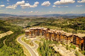 Exterior - Ski-In/Ski-Out Luxury Condo - Fitness center, hot tub, patio, BBQ + Fireplace! (Deer Valley)