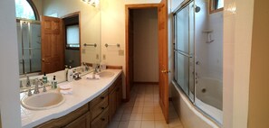 Tina con regadera, tina de hidromasaje, secadora de cabello, toallas 