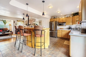 Coffee/tea maker, fridge, microwave, oven