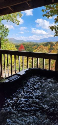 B's Nest a Private & Clean w Mtn Views & Hot Tubs!