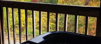 B's Nest a Private & Clean w Mtn Views & Hot Tubs!