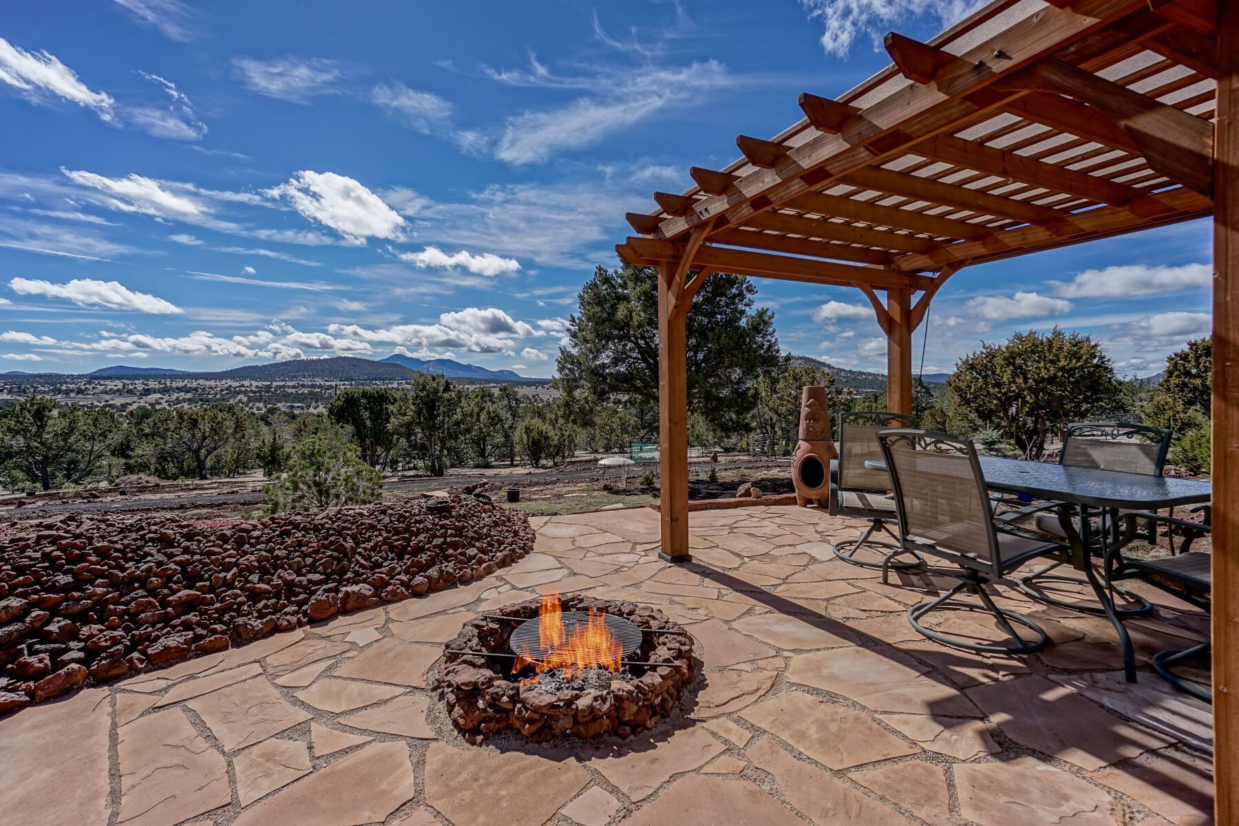 Enchanting Home w/ Mt Views. Central to Grand Canyon & Flagstaff!