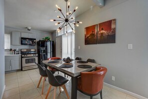 Dining - LUXURY MODERN HOME -1ml TO THE STRIP (Las Vegas)