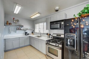 Fridge, microwave, oven, stovetop - LUXURY MODERN HOME -1ml TO THE STRIP (Las Vegas)