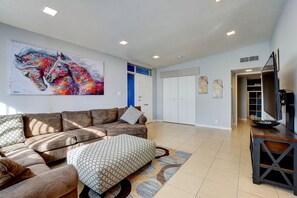 智能電視、DVD 播放機、音樂庫、音響