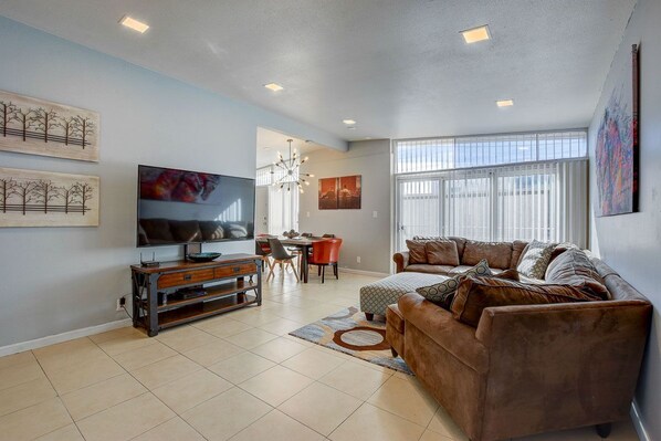 智能電視、DVD 播放機、音樂庫、音響