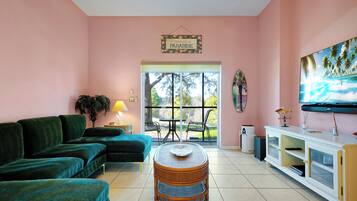 Een televisie, videogames, een dvd-speler en boeken