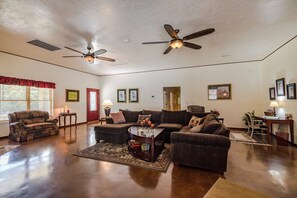 Smart-tv, een dvd-speler, boeken en een filmbibliotheek