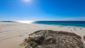 Una playa con cielos despejados y un sol brillante.