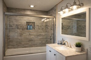 浴缸、吹风机、毛巾、肥皂