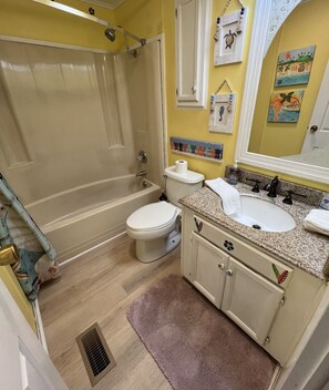 Ensemble baignoire-douche, séchoir à cheveux, serviettes fournies, savon