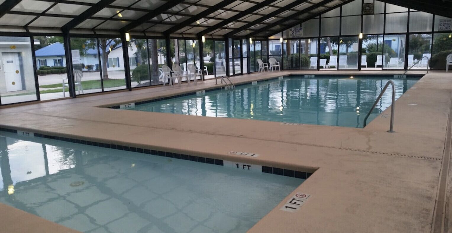 Innendørsbasseng og et oppvarmet basseng