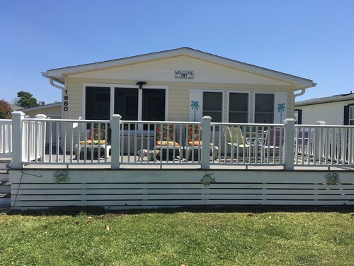 “Tiki time Getaway” -dog friendly, sleeps 6. Corner of splash pad and pool.