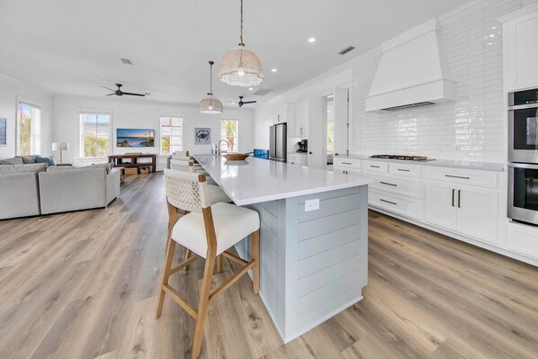 ثلاجة، ميكروويف، فرن، موقد طهي مسطح