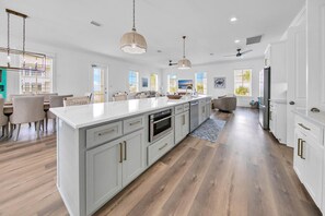 ثلاجة، ميكروويف، فرن، موقد طهي مسطح