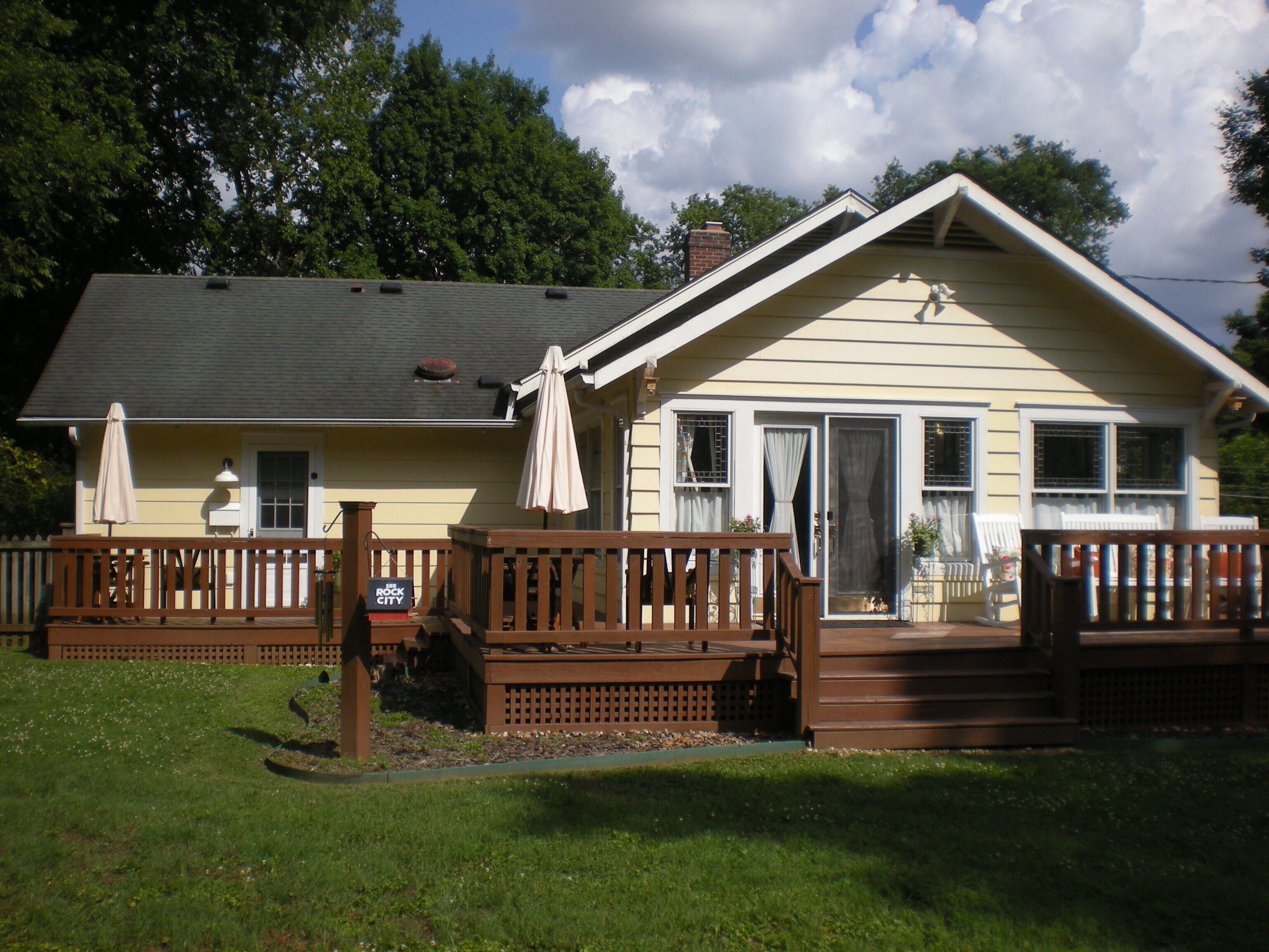 The Franklin Cottage Apt is located on the lefthand side of this picture, enjoy!