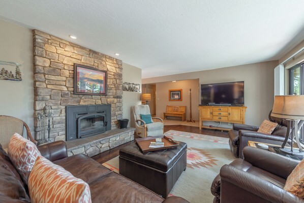 Fernseher, Kamin, DVD-Player