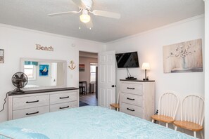 2 bedrooms, WiFi, bed sheets - Terry-lar: Oceanfront multiplex with convenient beach access in East Beach (Oak Island)