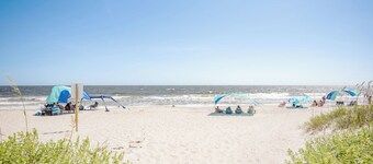 Terry-lar: Oceanfront multiplex with convenient beach access in East Beach