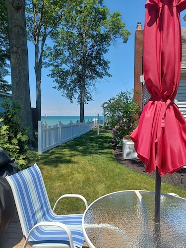 Lake Erie Cottage w/ Private Beach Access - Couples Retreat