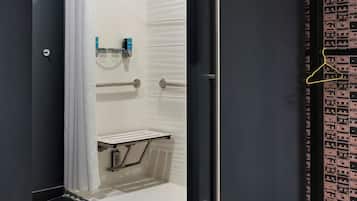 Ein modernes Badezimmer mit Dusche, Toilette und Waschbecken.