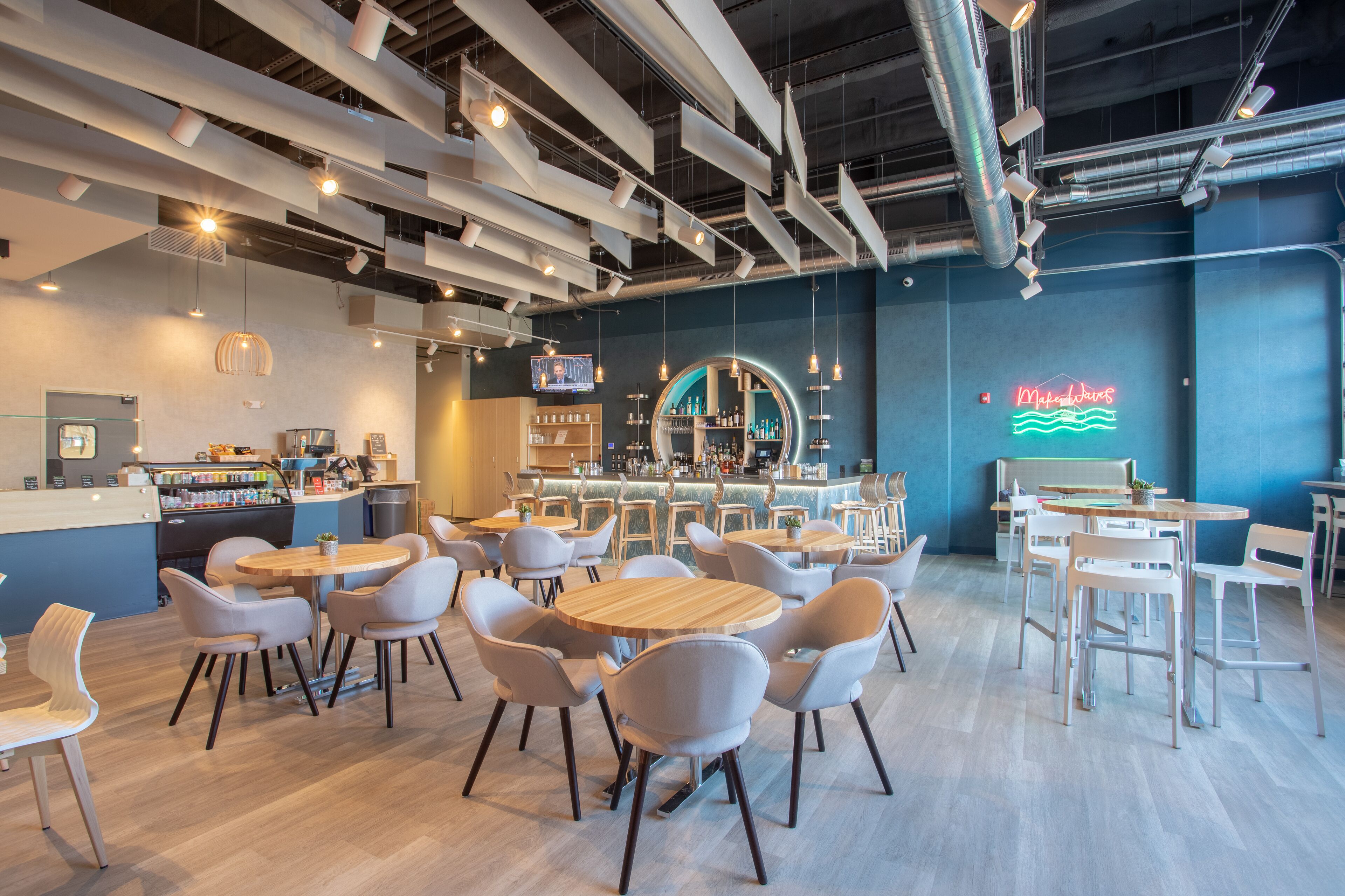 4 من المطاعم، حيث تُقدم وجبات الغداء، العشاء، الأطباق الإيطالية