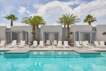 Pool (outdoor) at The Daytona, Autograph Collection