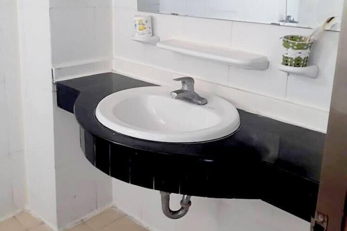 Ducha, artículos de higiene personal gratuitos y secador de pelo