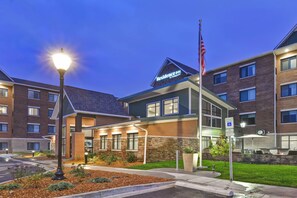 Ein Backsteinhaus mit einem Schild, das „Residence Inn by Marriott“ zeigt, und einem Parkschild, das reservierte Parkplätze kennzeichnet.