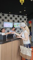 Ein Hotelrezeptionstresen mit einer digitalen Anzeige, die Zimmerpreise zeigt.