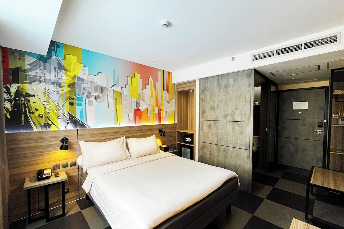 Superior Room, 1 Queen Bed | In-room safe, desk, soundproofing, iron/ironing board