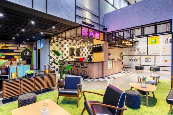 Aperto a pranzo e cena, con vista sulla piscina