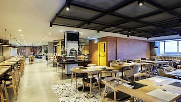 Der serveres frokost og aftensmad med udsigt til poolen