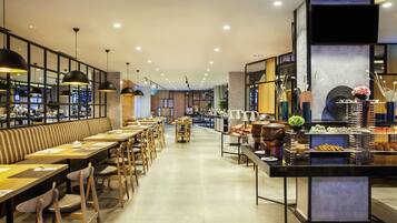 Serviço de almoço, local e internacional, vistas para a piscina