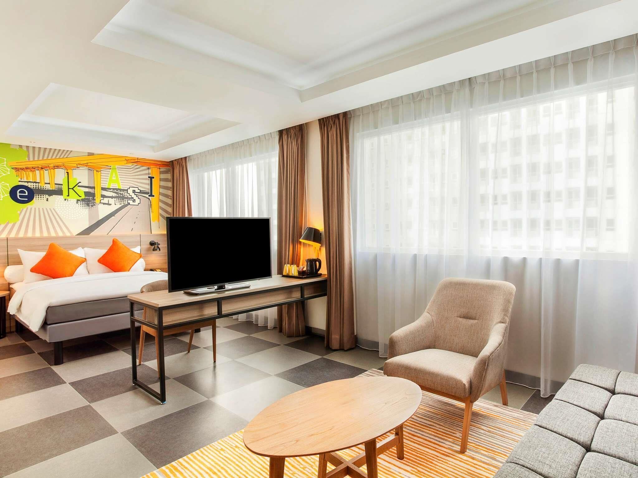 Deluxe Room, 1 Queen Bed | In-room safe, desk, soundproofing, iron/ironing board