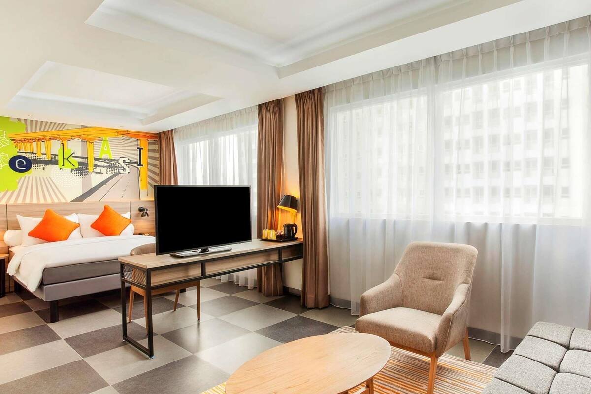 Deluxe Room, 1 Queen Bed | In-room safe, desk, soundproofing, iron/ironing board