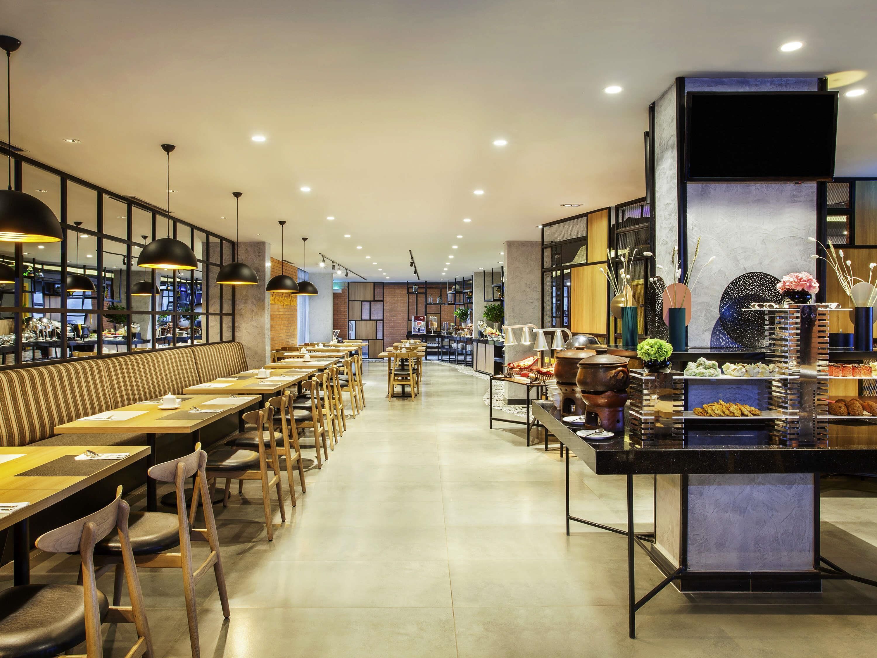 供应午餐和晚餐，本地与国际菜，泳池景观