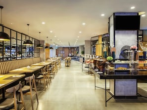 Lunch, dinner served; local and international cuisine, pool views - ibis Styles Bekasi Jatibening (Bekasi)